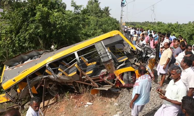 பள்ளி வேன் மீது ரெயில் மோதி விபத்து: கேட் கீப்பர்,... ... இன்றைய முக்கிய செய்திகள் சில வரிகளில்.. 09-07-2025 பள்ளி வேன் மீது ரெயில் மோதி விபத்து: கேட் கீப்பர்,... ... இன்றைய முக்கிய செய்திகள் சில வரிகளில்.. 09-07-2025