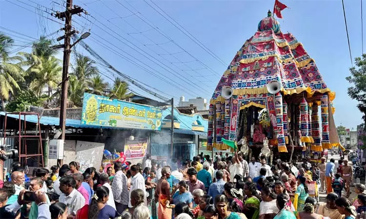 பிரம்மோற்சவ விழா: நாகூா் நாகநாதசுவாமி கோவிலில் தேரோட்டம் பிரம்மோற்சவ விழா: நாகூா் நாகநாதசுவாமி கோவிலில் தேரோட்டம்