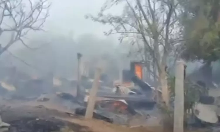 திருப்பூர் அருகே சிலிண்டர்கள் வெடித்து 42 வீடுகள் தரைமட்டம் திருப்பூர் அருகே சிலிண்டர்கள் வெடித்து 42 வீடுகள் தரைமட்டம்