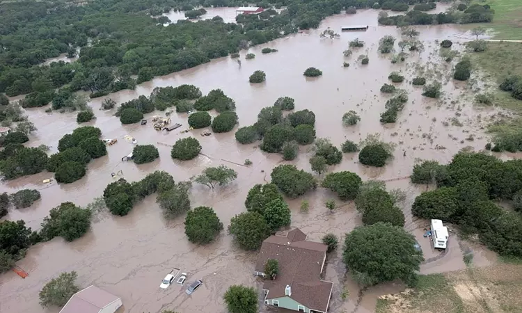 அமெரிக்கா: மழை வெள்ளத்துக்கு பலியானோர் எண்ணிக்கை 120 ஆக உயர்வு