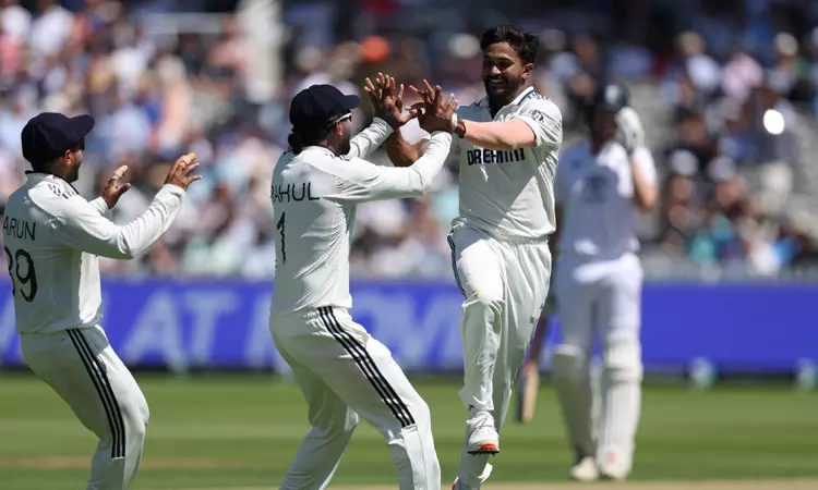 3-வது டெஸ்ட்: ஒரே ஓவரில் இங்கிலாந்து தொடக்க ஆட்டக்காரர்களை வீழ்த்திய நிதிஷ் ரெட்டி