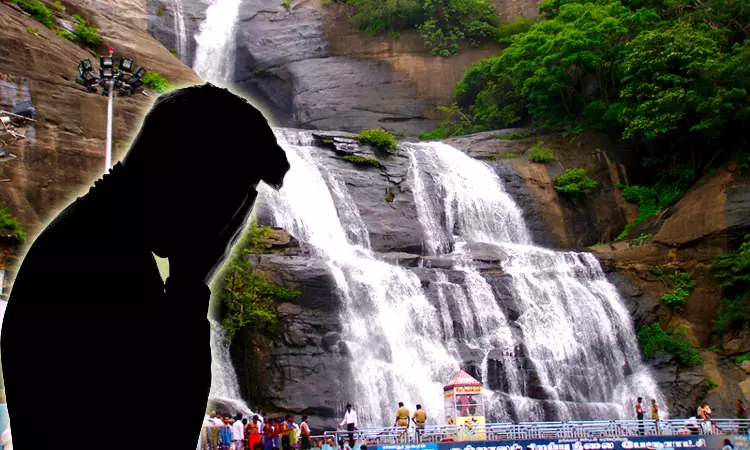 குற்றாலத்துக்கு சுற்றுலா வந்தபோது கணவரின் மடியில் மயங்கி விழுந்து இறந்த பெண்