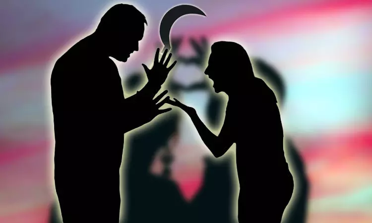 கள்ளக்காதலியை சேர்த்து வைக்காததால் பெண்ணை அரிவாளால் வெட்டிய எலெக்ட்ரீசியன் கள்ளக்காதலியை சேர்த்து வைக்காததால் பெண்ணை அரிவாளால் வெட்டிய எலெக்ட்ரீசியன்