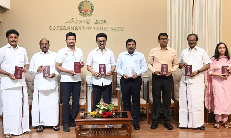 உலகப் பொதுமறை திருக்குறள் நூலினை வெளியிட்டார் முதல்-அமைச்சர் மு.க. ஸ்டாலின் உலகப் பொதுமறை திருக்குறள் நூலினை வெளியிட்டார் முதல்-அமைச்சர் மு.க. ஸ்டாலின்