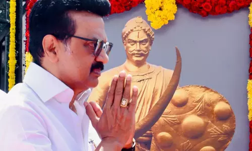 மாவீரன் அழகு முத்துக்கோன் பிறந்தநாள் - முதல்-அமைச்சர் மு.க.ஸ்டாலின் மரியாதை மாவீரன் அழகு முத்துக்கோன் பிறந்தநாள் - முதல்-அமைச்சர் மு.க.ஸ்டாலின் மரியாதை