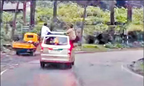 கொடைக்கானலில் ரீல்ஸ் மோகத்தில் தொடர்ந்து அத்துமீறும் சுற்றுலா பயணிகள்