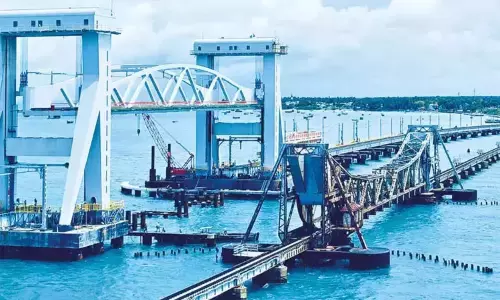 பாம்பன் செங்குத்து தூக்குப்பாலத்தில் தொழில்நுட்பக் கோளாறு பாம்பன் செங்குத்து தூக்குப்பாலத்தில் தொழில்நுட்பக் கோளாறு