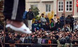 பொதுவெளியில் தண்டனை அளித்த ஈரான் அரசு