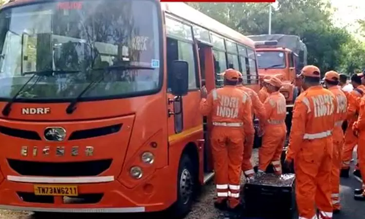 அரக்கோணத்தில் இருந்து திருவள்ளூருக்கு விரைந்த 2 தேசிய பேரிடர் மீட்புக்குழு