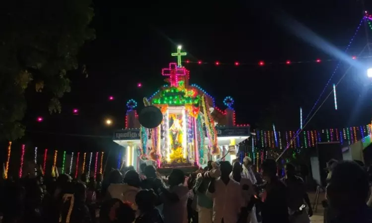 தொண்டி: புனித ஆசீர்வாதப்பர் ஆலய திருவிழா தேர்பவனி