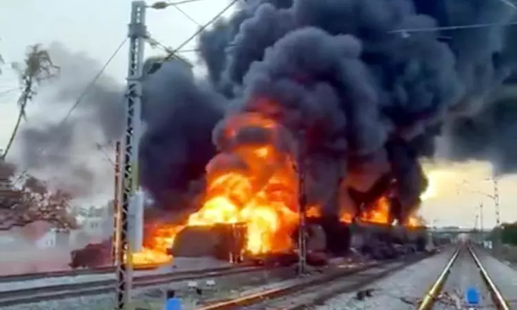 சரக்கு ரெயிலில் தீ விபத்து: 70% தீ கட்டுக்குள் கொண்டுவரப்பட்டதாக தகவல்