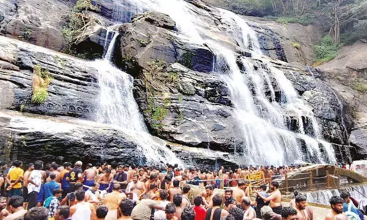 குற்றாலத்தில் குவிந்த சுற்றுலா பயணிகள்.. அருவிகளில் ஆனந்த குளியல்