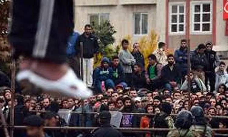 பொதுவெளியில் தண்டனை அளித்த ஈரான் அரசு