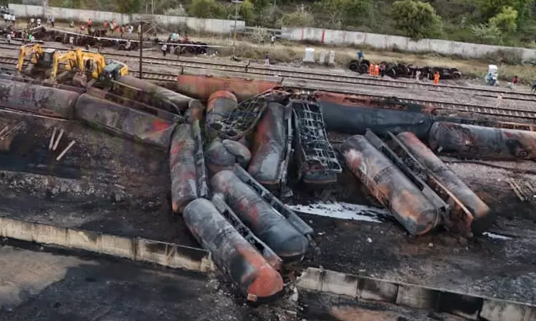 விபத்துக்குள்ளான சரக்கு ரெயில் டேங்கரை அப்புறப்படுத்தும் பணிகள் தீவிரம்