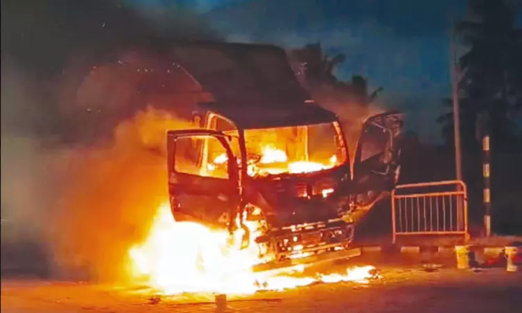 திடீரென தீப்பிடித்து எரிந்த கன்டெய்னர் லாரி - கிருஷ்ணகிரியில் பரபரப்பு திடீரென தீப்பிடித்து எரிந்த கன்டெய்னர் லாரி - கிருஷ்ணகிரியில் பரபரப்பு