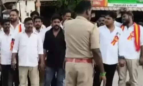 தவெக போராட்டம்: வெளி மாவட்டத்தில் இருந்து புறப்பட்ட தொண்டர்கள் கைது தவெக போராட்டம்: வெளி மாவட்டத்தில் இருந்து புறப்பட்ட தொண்டர்கள் கைது