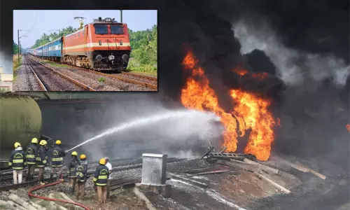 சரக்கு ரெயிலில் தீ விபத்து.. மேலும் 4 ரெயில்கள் ரத்து - வெளியான முக்கிய தகவல் சரக்கு ரெயிலில் தீ விபத்து.. மேலும் 4 ரெயில்கள் ரத்து - வெளியான முக்கிய தகவல்