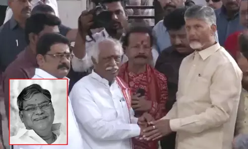 பழம்பெரும் நடிகர் கோட்டா ஸ்ரீனிவாச ராவ் மறைவு; சந்திரபாபு நாயுடு நேரில் இரங்கல் பழம்பெரும் நடிகர் கோட்டா ஸ்ரீனிவாச ராவ் மறைவு; சந்திரபாபு நாயுடு நேரில் இரங்கல்