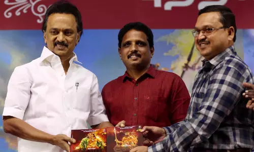 ஒரு லட்சம் பிரதிகளுக்கு மேல் விற்பனையான வேள்பாரி புத்தகம் - சு. வெங்கடேசனுக்கு முதல்-அமைச்சர் வாழ்த்து ஒரு லட்சம் பிரதிகளுக்கு மேல் விற்பனையான வேள்பாரி புத்தகம் - சு. வெங்கடேசனுக்கு முதல்-அமைச்சர் வாழ்த்து