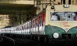 அரக்கோணம் செல்லும் புறநகர் ரெயில் சேவை வழக்கம்போல் இயக்கம்