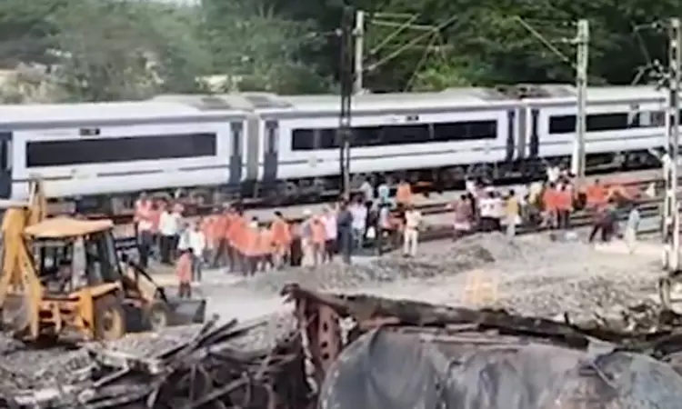 சரக்கு ரெயில் தீ விபத்து: 17 மணி நேரத்திற்கு பின்பு ரெயில் சேவை மீண்டும் தொடக்கம் சரக்கு ரெயில் தீ விபத்து: 17 மணி நேரத்திற்கு பின்பு ரெயில் சேவை மீண்டும் தொடக்கம்