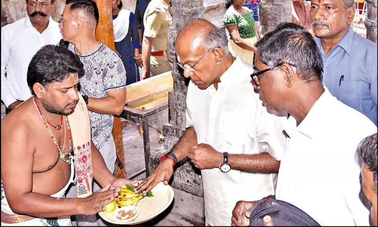 பழனி முருகன் கோவிலுக்கு ஹெலிகாப்டரில் வந்து சிங்கப்பூர் மந்திரி சாமி தரிசனம்