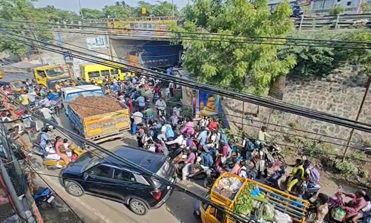 வானகரத்தில் கடும் போக்குவரத்து நெரிசல் வானகரத்தில் கடும் போக்குவரத்து நெரிசல்