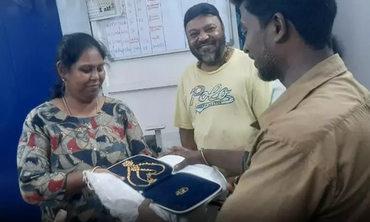 8 சவரன் தங்க நகைகளை ஆட்டோவில் விட்டுச்சென்ற நபர் - ஓட்டுநர் செய்த செயல் 8 சவரன் தங்க நகைகளை ஆட்டோவில் விட்டுச்சென்ற நபர் - ஓட்டுநர் செய்த செயல்