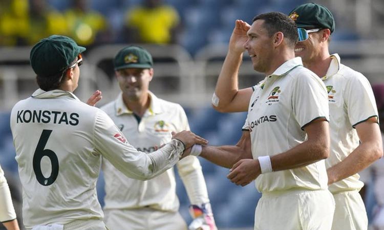 3வது டெஸ்ட்; முதல் இன்னிங்சில் 143 ரன்களில் சுருண்ட வெஸ்ட் இண்டீஸ்