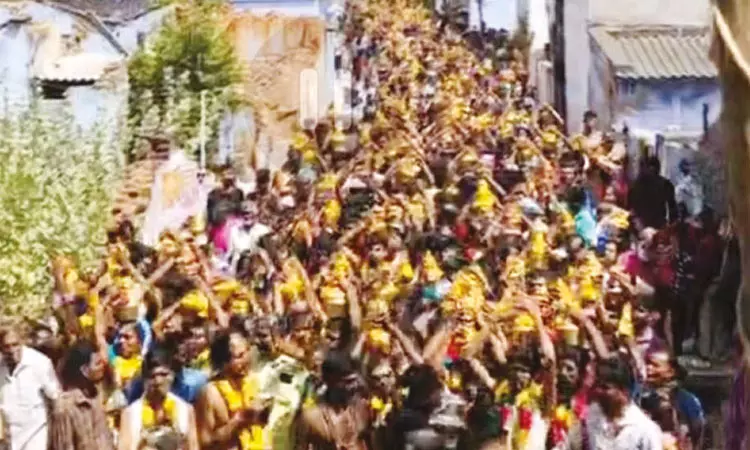 முக்கூடல் முத்துமாலை அம்மன் கோவிலில் பால்குட ஊர்வலம் முக்கூடல் முத்துமாலை அம்மன் கோவிலில் பால்குட ஊர்வலம்