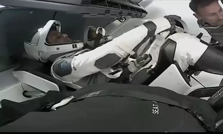 டிராகன் விண்கலத்திற்குள் சென்றார் சுபான்ஷு சுக்லா டிராகன் விண்கலத்திற்குள் சென்றார் சுபான்ஷு சுக்லா