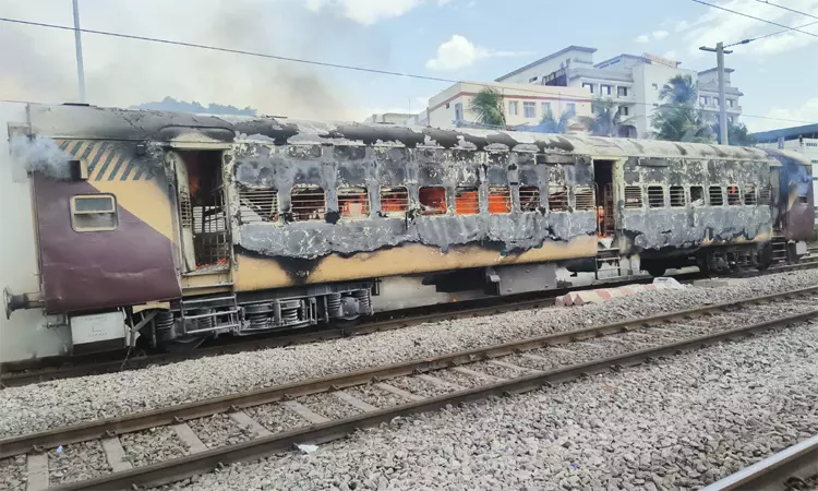 திருப்பதி ரெயில் நிலையம் அருகே நிறுத்தப்பட்டிருந்த ரெயில் பெட்டி தீப்பிடித்தது திருப்பதி ரெயில் நிலையம் அருகே நிறுத்தப்பட்டிருந்த ரெயில் பெட்டி தீப்பிடித்தது