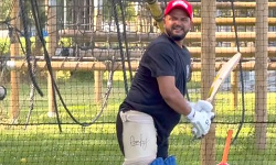 பயிற்சியில் ஈடுபடும் சுரேஷ் ரெய்னா பயிற்சியில் ஈடுபடும் சுரேஷ் ரெய்னா