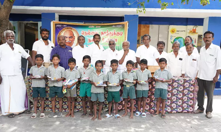 காமராஜர் பிறந்த நாள் விழா: பள்ளி மாணவர்களுக்கு கல்வி உபகரணங்கள் வழங்கிய நாடார் பேரவை