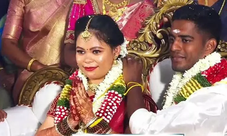 பேஸ்புக்கில் மலர்ந்த காதல்: பிலிப்பைன்ஸ் பெண்ணை கரம்பிடித்த வேதாரண்யம் இளைஞர் பேஸ்புக்கில் மலர்ந்த காதல்: பிலிப்பைன்ஸ் பெண்ணை கரம்பிடித்த வேதாரண்யம் இளைஞர்