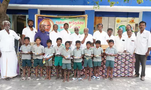 காமராஜர் பிறந்த நாள் விழா: பள்ளி மாணவர்களுக்கு கல்வி உபகரணங்கள் வழங்கிய நாடார் பேரவை காமராஜர் பிறந்த நாள் விழா: பள்ளி மாணவர்களுக்கு கல்வி உபகரணங்கள் வழங்கிய நாடார் பேரவை