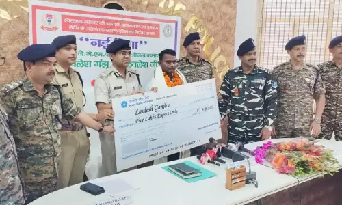 தலைக்கு ரூ. 5 லட்சம் சன்மானம் அறிவிக்கப்பட்ட நக்சலைட்டு போலீசில் சரண் தலைக்கு ரூ. 5 லட்சம் சன்மானம் அறிவிக்கப்பட்ட நக்சலைட்டு போலீசில் சரண்