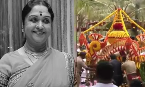 பழம்பெரும் நடிகை சரோஜா தேவியின் உடல் அரசு மரியாதையுடன் நல்லடக்கம் பழம்பெரும் நடிகை சரோஜா தேவியின் உடல் அரசு மரியாதையுடன் நல்லடக்கம்