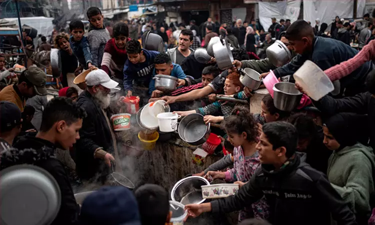 காசா:  நிவாரண பொருள் விநியோகத்தின்போது சோகம்; கூட்ட நெரிசலில் சிக்கி 19 பேர் பலி