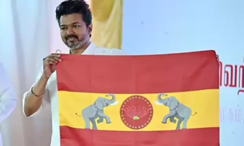நடிகர் விஜயின் த.வெ.க. கட்சிக் கொடி நிறம் தொடர்பாக சென்னை ஐகோர்ட்டில் வழக்கு நடிகர் விஜயின் த.வெ.க. கட்சிக் கொடி நிறம் தொடர்பாக சென்னை ஐகோர்ட்டில் வழக்கு