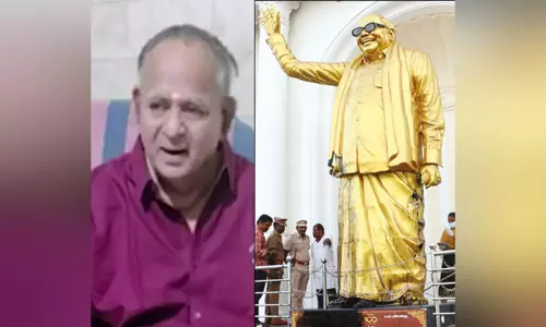 கருணாநிதி சிலை மீது கருப்பு பெயிண்டு ஊற்றப்பட்ட விவகாரம்: 77 வயது மருத்துவர் கைது கருணாநிதி சிலை மீது கருப்பு பெயிண்டு ஊற்றப்பட்ட விவகாரம்: 77 வயது மருத்துவர் கைது
