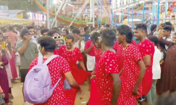 எல்லை மீறிய ரீல்ஸ் மோகம்:  நைட்டி அணிந்து குத்தாட்டம் போட்ட இளைஞர்கள்- அதிரடி காட்டிய போலீசார்