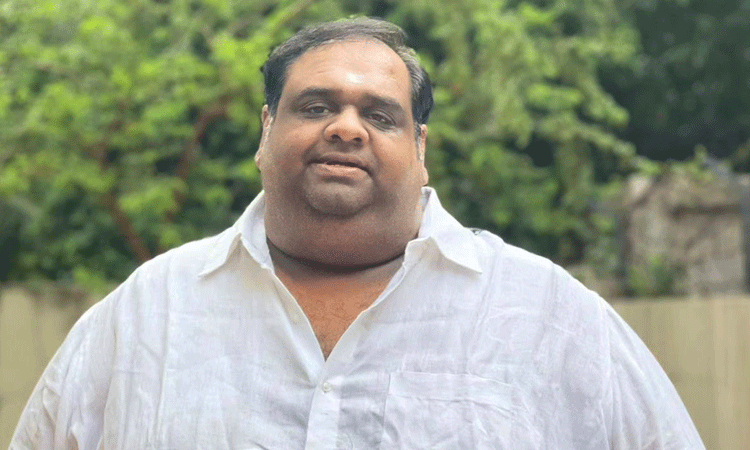 திரைப்பட  தயாரிப்பாளர் ரவீந்தர் சந்திரசேகருக்கு மும்பை போலீஸ் சம்மன்