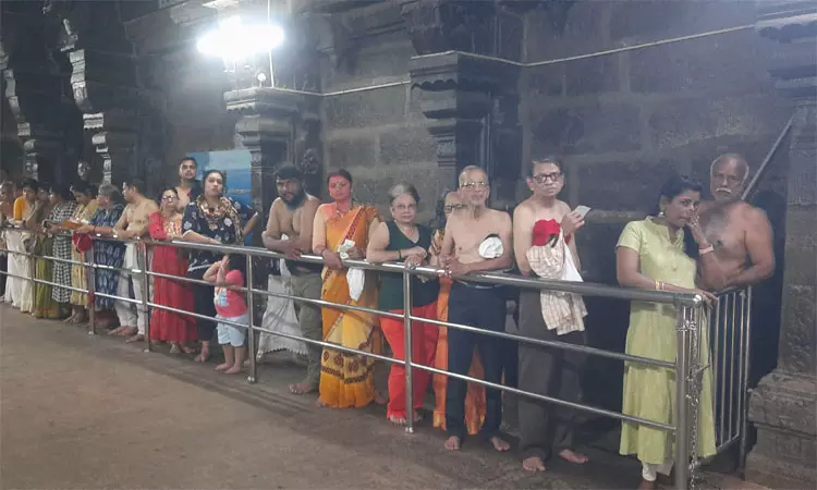 ஆடிப் பிறப்பு.. அம்மன் கோவில்களில் குவிந்த பக்தர்கள்