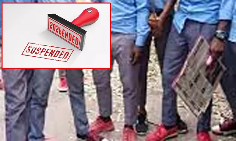 ஆசிரியர் மீது மதுபாட்டிலால் தாக்குதல்: 4 மாணவர்கள் சஸ்பெண்ட்