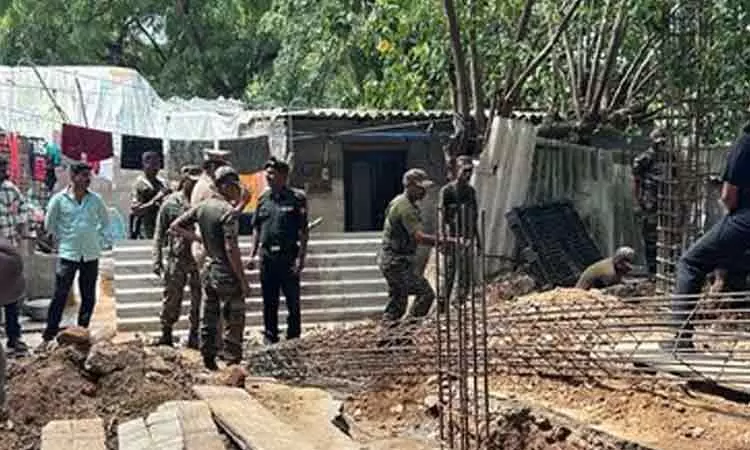 சென்னை: அனுமதியின்றி நடைபெற்ற கோயில் விரிவாக்கப் பணியை தடுத்த ராணுவத்தினர் சென்னை: அனுமதியின்றி நடைபெற்ற கோயில் விரிவாக்கப் பணியை தடுத்த ராணுவத்தினர்