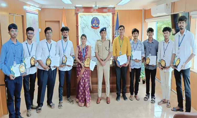திருச்செந்தூரில் டிஜிட்டல் கட்டுப்பாட்டு அறை நிறுவ உதவிய கல்லூரி மாணவர்களுக்கு எஸ்.பி. பாராட்டு