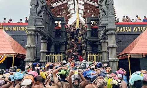 சபரிமலை அய்யப்பன் கோவில் நடை திறக்கப்பட்டது: இன்று முதல் 5 நாட்கள் சிறப்பு பூஜைகள் சபரிமலை அய்யப்பன் கோவில் நடை திறக்கப்பட்டது: இன்று முதல் 5 நாட்கள் சிறப்பு பூஜைகள்
