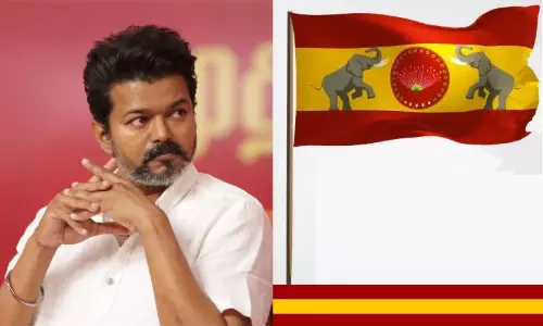 தவெக கட்சிக் கொடி விவகாரம்: விஜய் பதிலளிக்க சென்னை ஐகோர்ட்டு உத்தரவு தவெக கட்சிக் கொடி விவகாரம்: விஜய் பதிலளிக்க சென்னை ஐகோர்ட்டு உத்தரவு