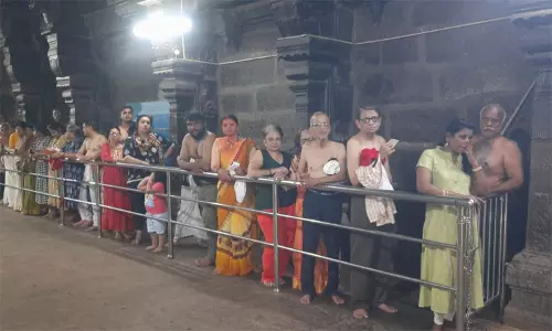 ஆடிப் பிறப்பு.. அம்மன் கோவில்களில் குவிந்த பக்தர்கள் ஆடிப் பிறப்பு.. அம்மன் கோவில்களில் குவிந்த பக்தர்கள்